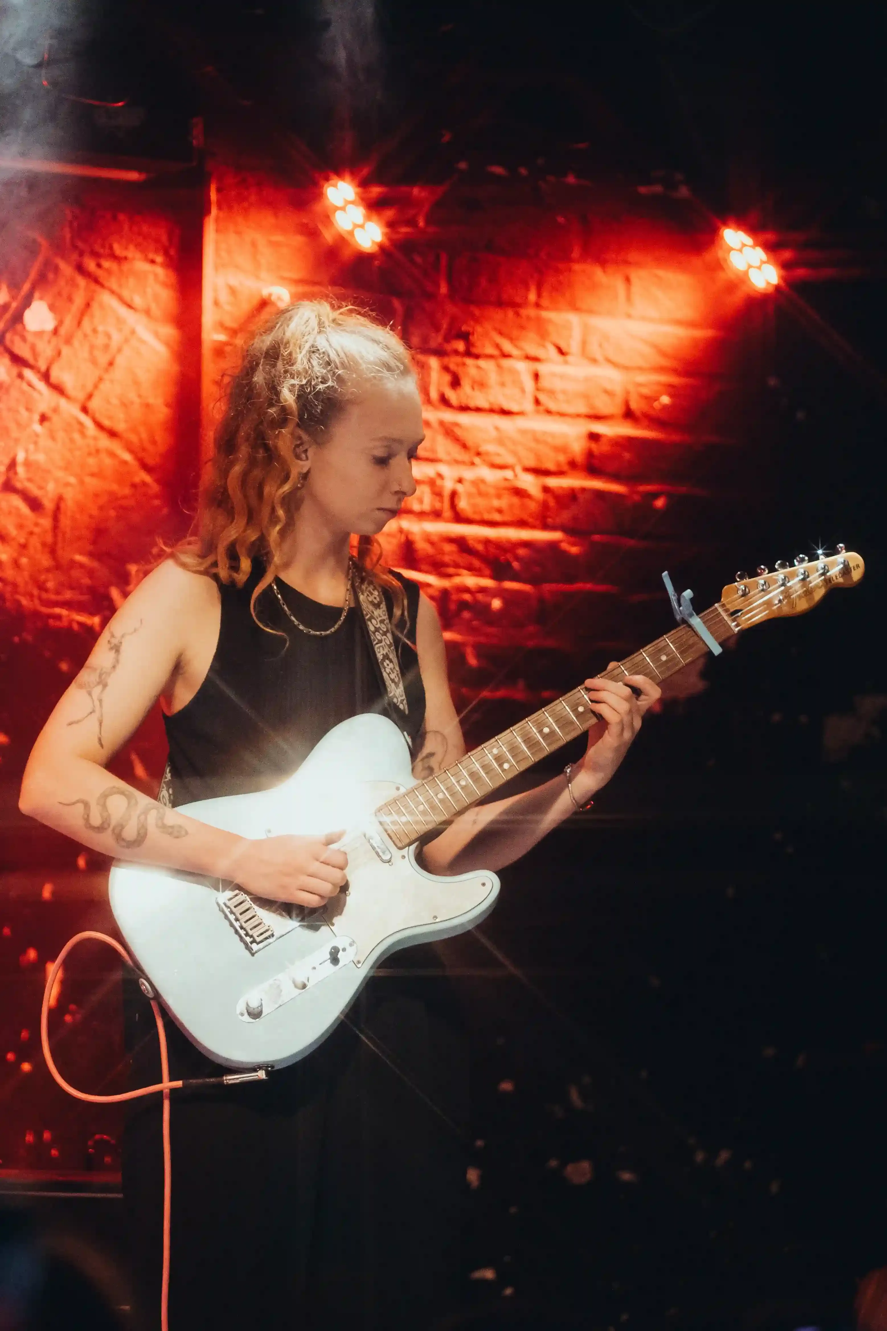 Alfie Juks live auf der Bühne, Konzertfotografie von Fanny Hellert