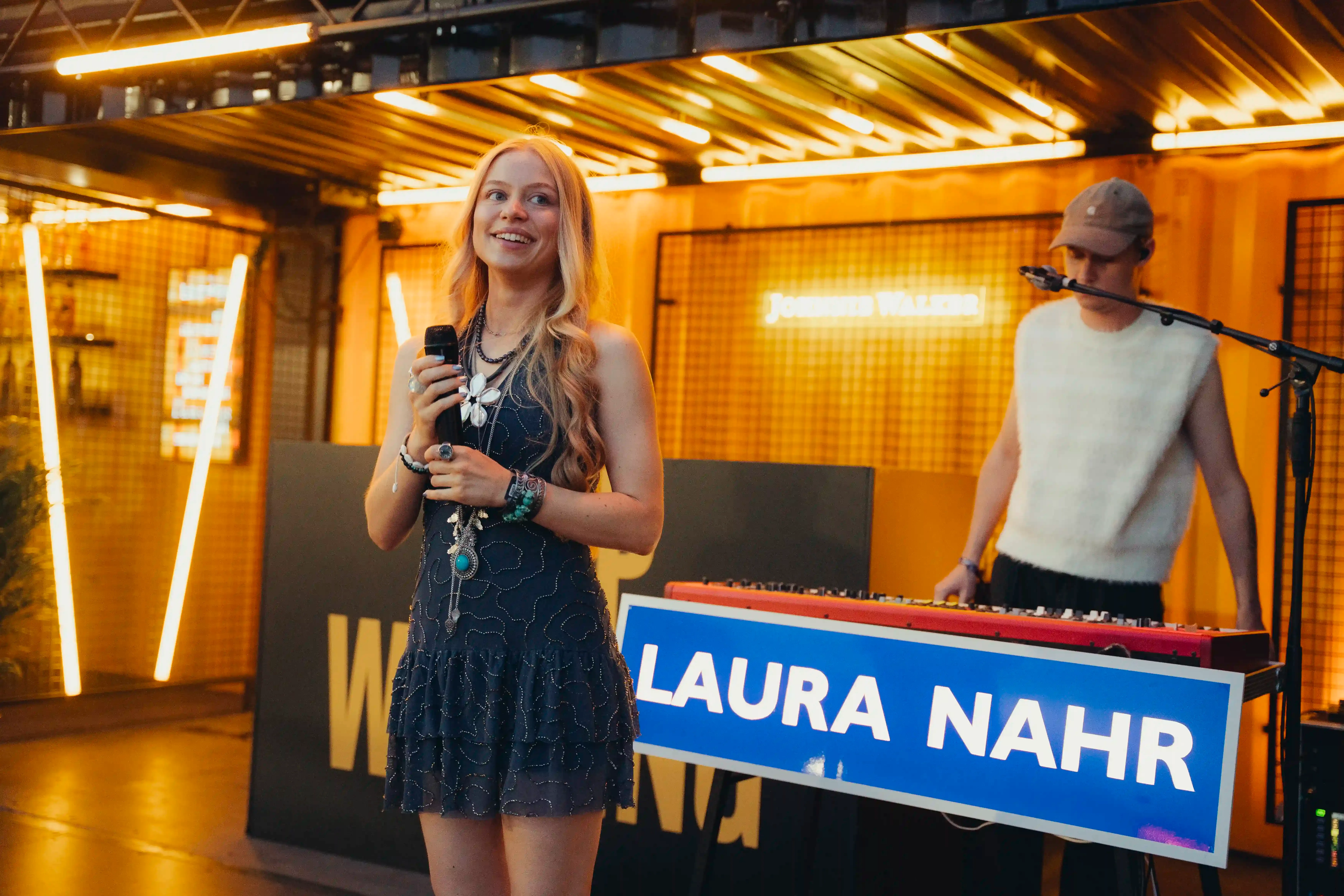 Laura Nahr live auf der Bühne, Konzertfotografie von Fanny Hellert