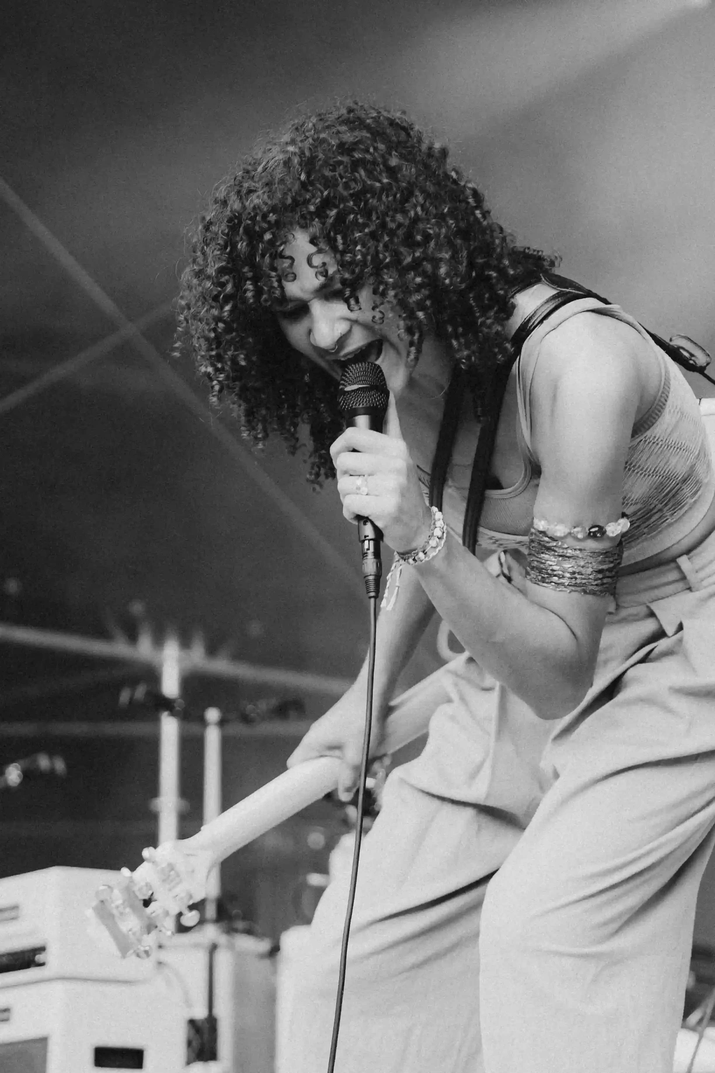 Uche Yara live auf der Bühne, Konzertfotografie von Fanny Hellert