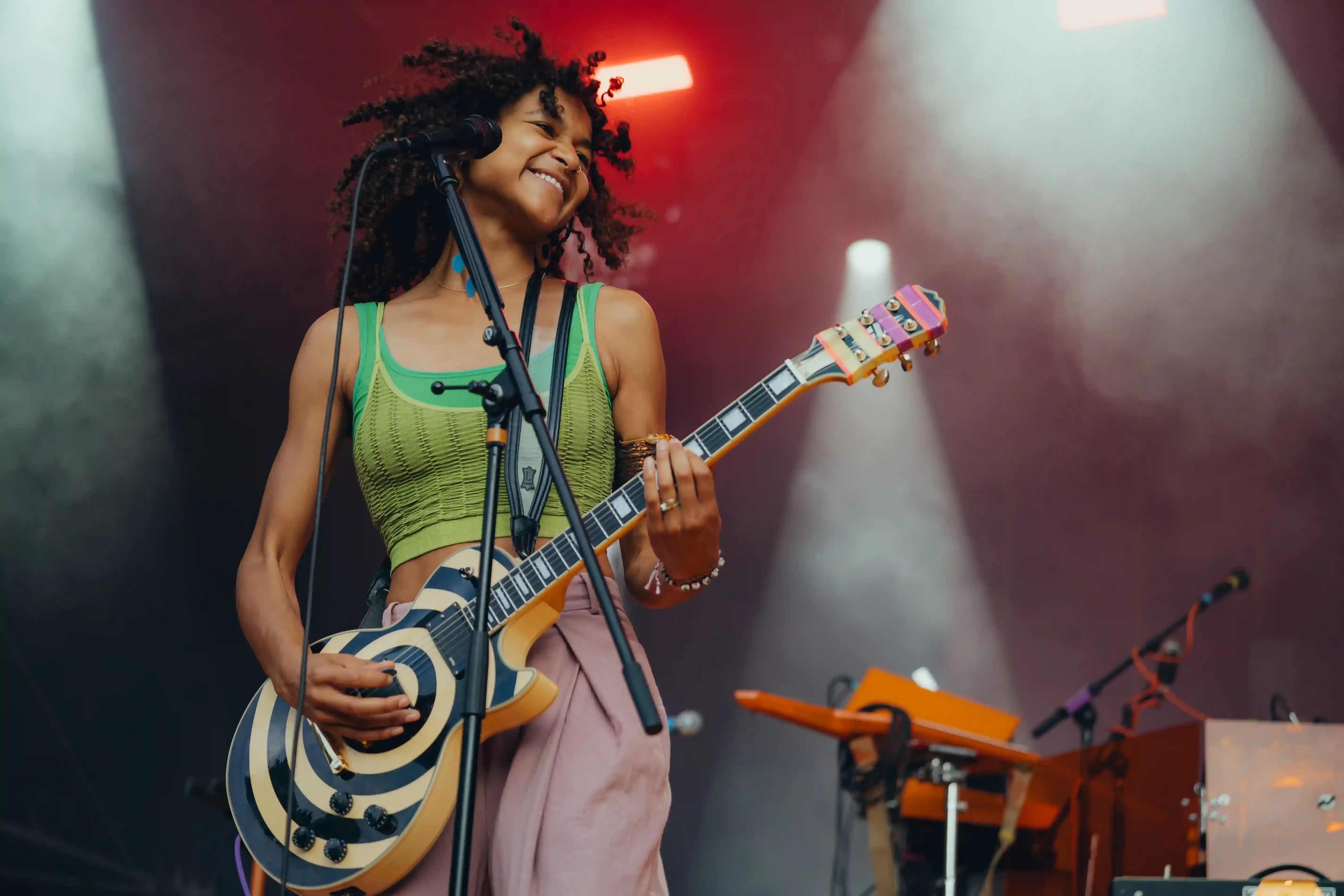 Uche Yara live auf der Bühne, Konzertfotografie von Fanny Hellert