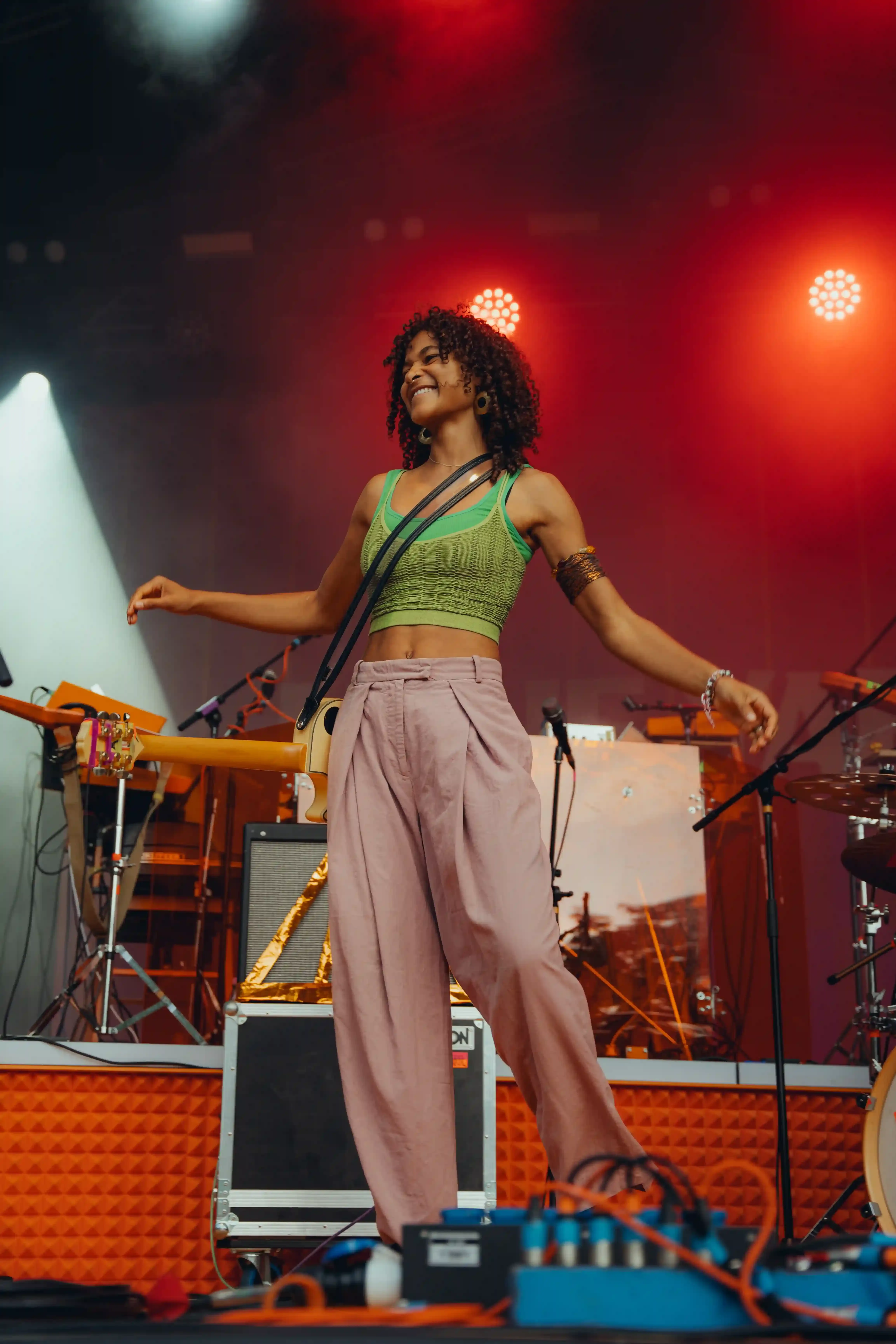 Uche Yara live auf der Bühne, Konzertfotografie von Fanny Hellert
