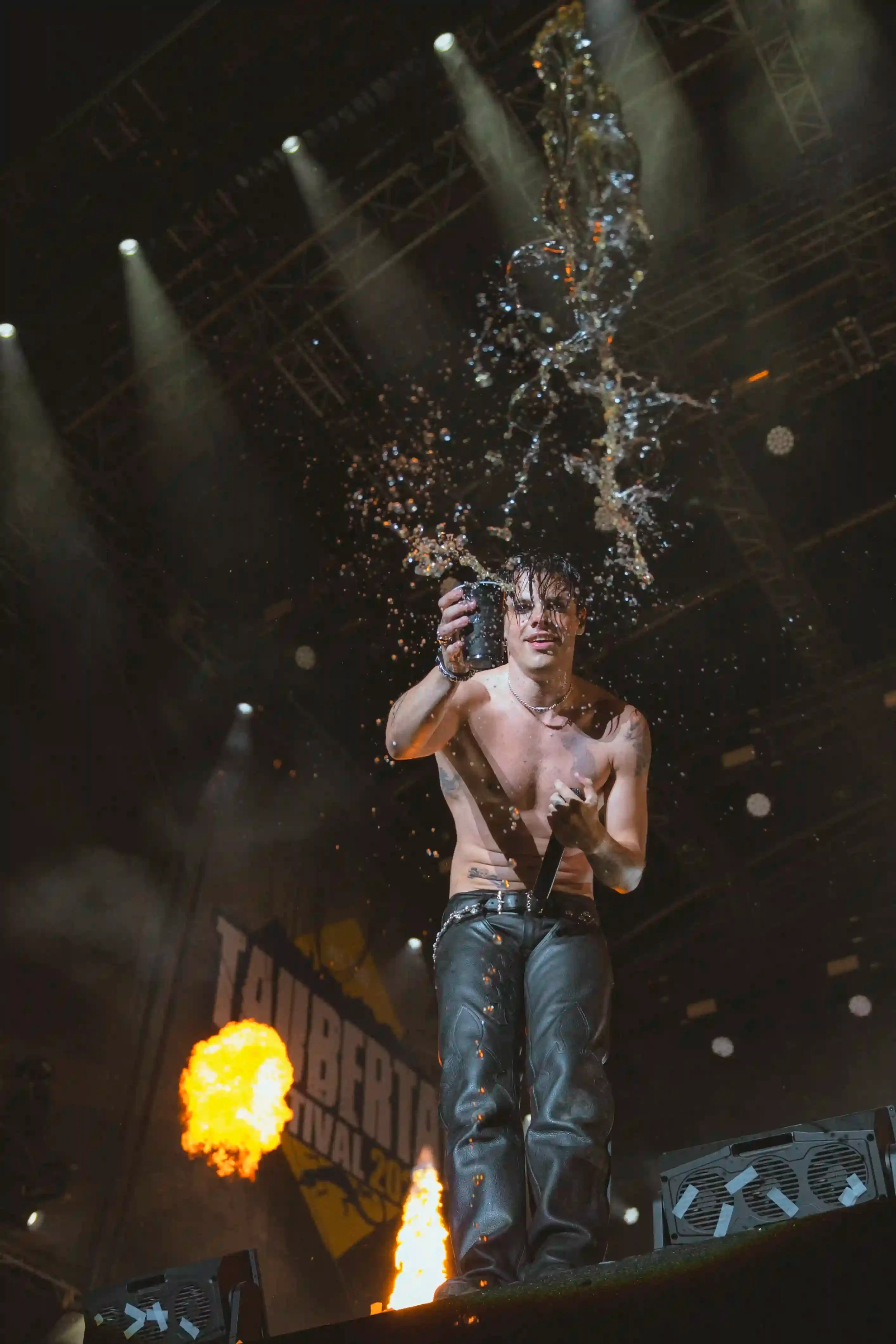 Yungblud live auf der Bühne, Konzertfotografie von Fanny Hellert